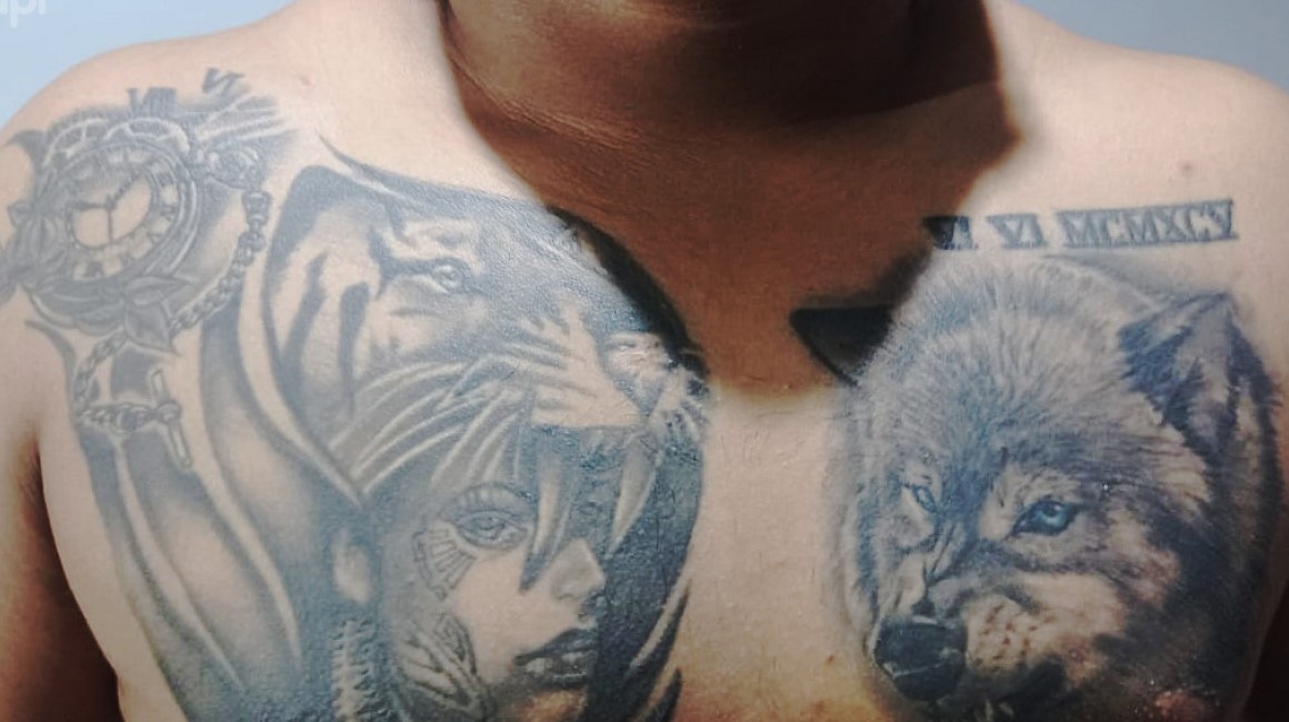 Tatuajes de un cliente que llegó al 11-11 Gallery Tatoo, en el norte de Guayaquil, a cubrir un lobo y tigre diseñados en su pecho.
