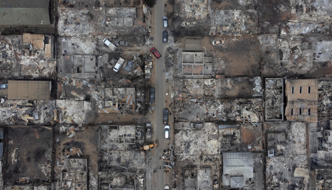 Fotografía aérea que muestra la devastación por los incendios en Achupallas, Región de Valparaíso (Chile).