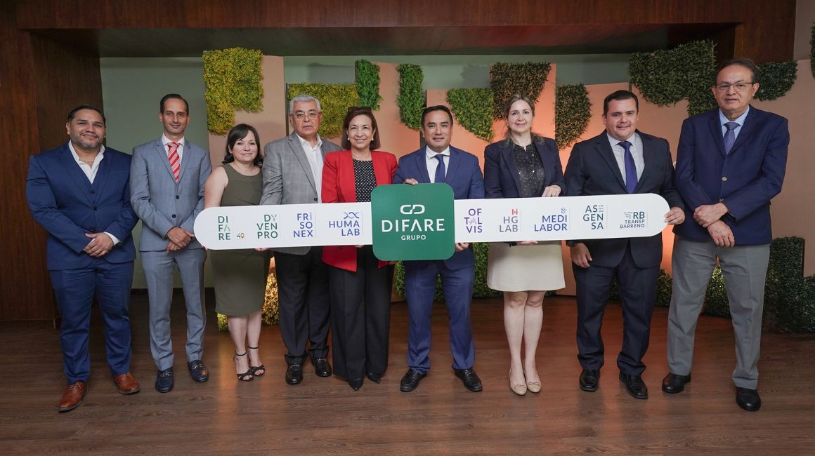 Carlos Cueva Mejía, presidente Ejecutivo del Grupo DIFARE (centro), junto a los vicepresidentes corporativos y gerentes de las Empresa GD.