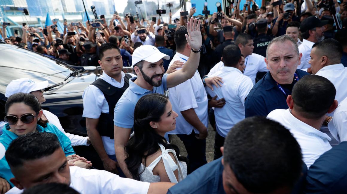El presidente de El Salvador, Nayib Bukele, llega a votar en San Salvador, el 4 de febrero de 2024.