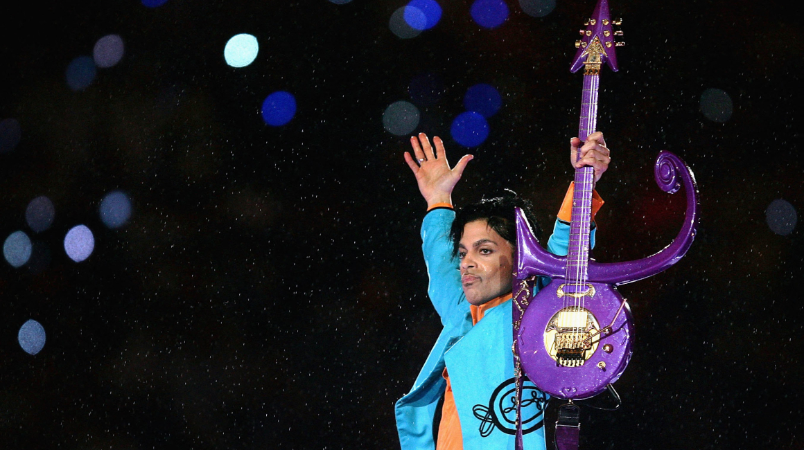 Prince, durante el show de medio tiempo del Super Bowl de 2007.