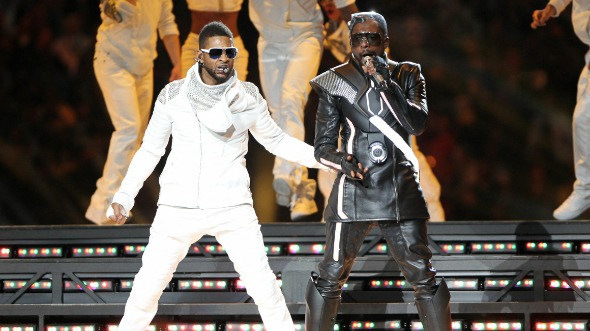 Usher y will.i.am, de los Black Eyed Peas, en el Super Bowl de 2011.