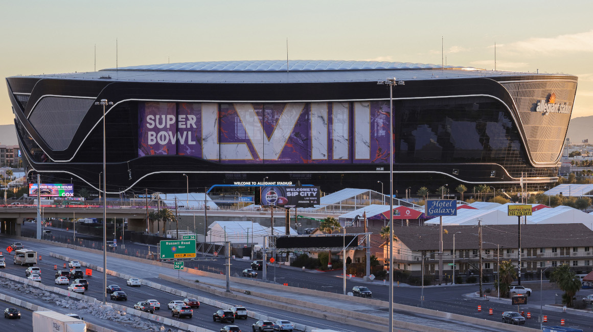 Una vista exterior muestra carteles del Super Bowl LVIII en el Allegiant Stadium, el 30 de enero de 2024.