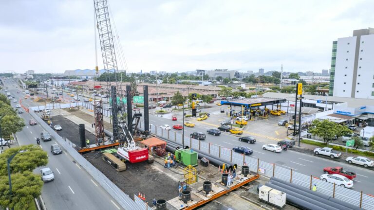 Construcción de paso a desnivel en la avenida de las Américas e Isidro Ayora, en el norte de Guayaquil.