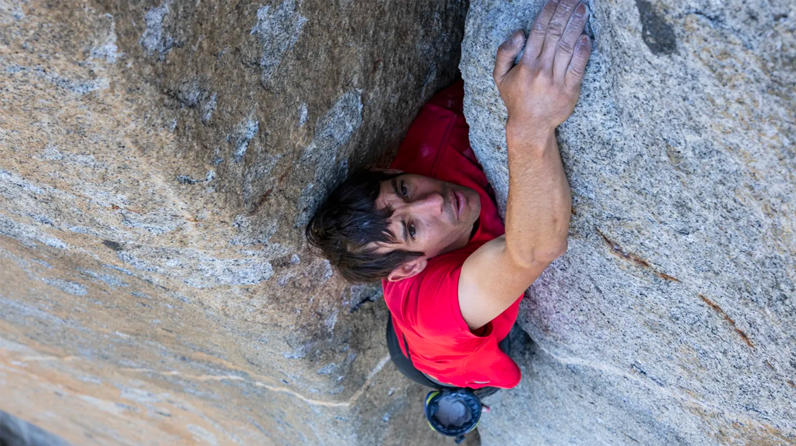 Alex Honnold tiene 38 años y es un escalador especializado en escalada en solitario, es decir, sin ninguna protección.