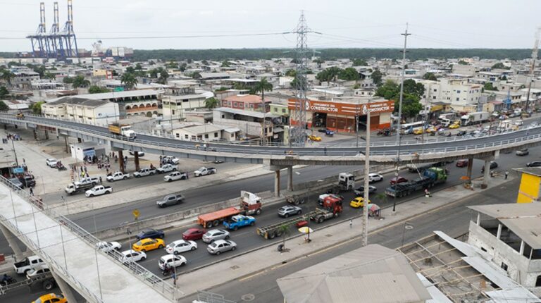 El paso a desnivel de la Trinitaria, en la vía Perimetral (suroeste de Guayaquil), luce terminado, en espera de inauguración.