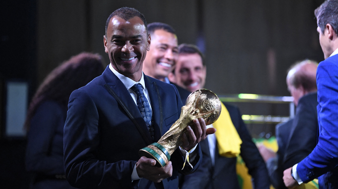 Cafú sostiene la Copa del Mundo durante una ceremonia organizada por la Confederación Brasileña de Fútbol, el pasado 30 de junio de 2022.