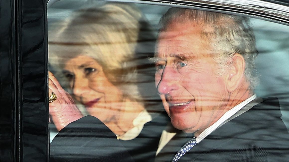 Este martes se vio al rey Carlos III salir en automóvil de su residencia londinense de Clarence House junto a la reina Camila.