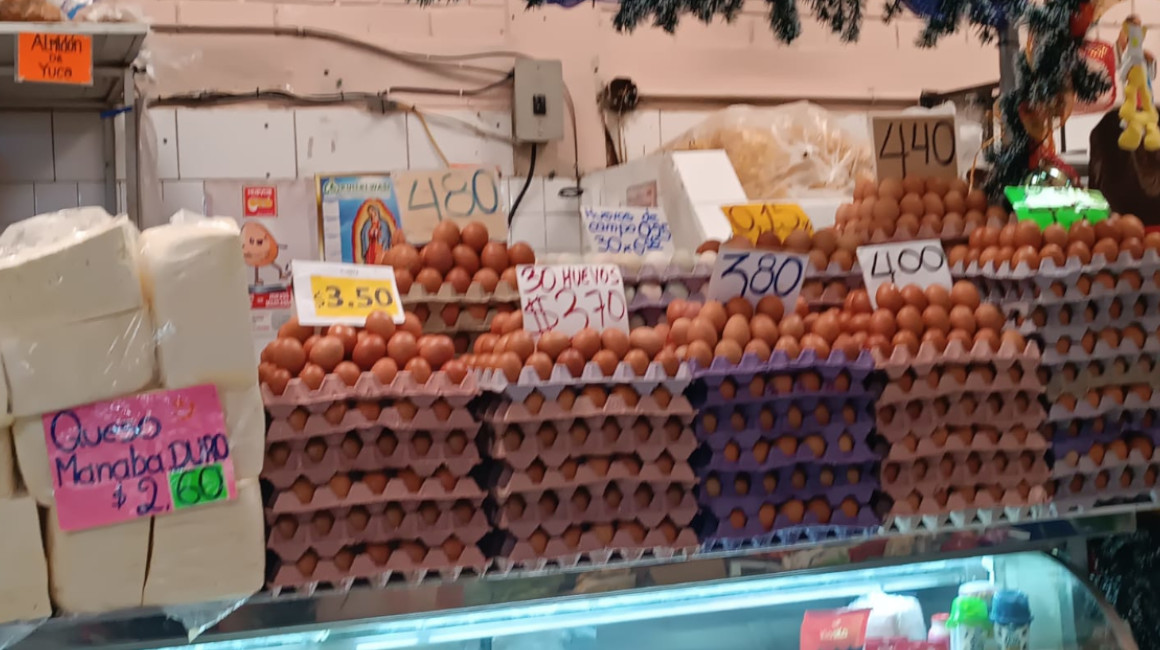 Imagen referencial de precios de alimentos en un mercado de Quito. Foto de diciembre de 2023.