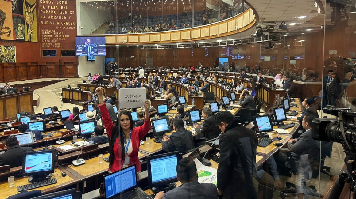 Panorámica del Pleno en la Asamblea, donde se debate el proyecto de ley, que plantea el alza del IVA, Quito, el 6 de febrero de 2024.