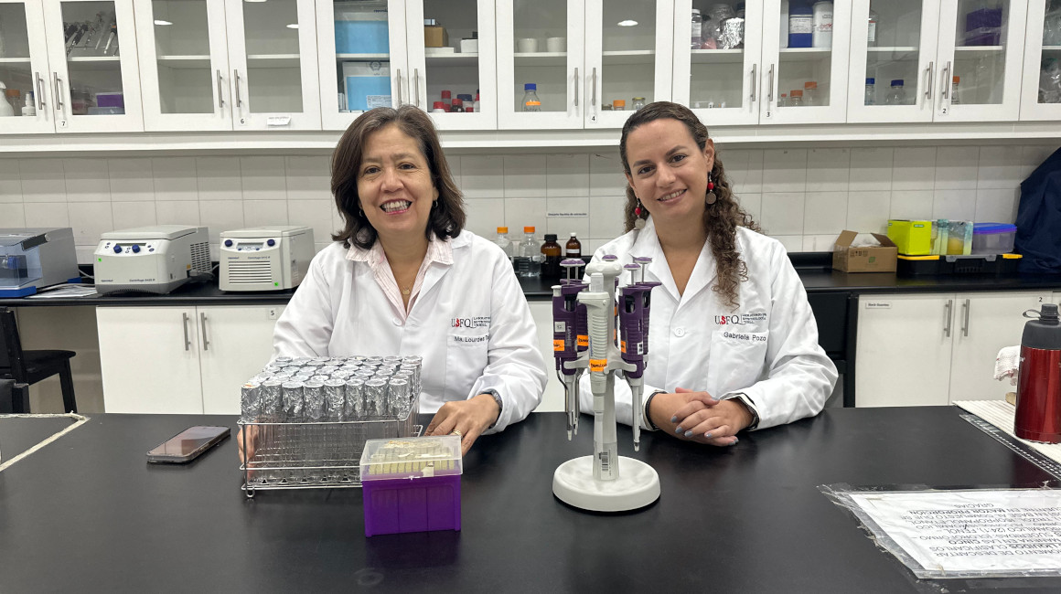 Las investigadores ecuatorianas de la USFQ, responsables del estudio del genoma del mono araña: María de Lourdes Torres y Gabriela Pozo.