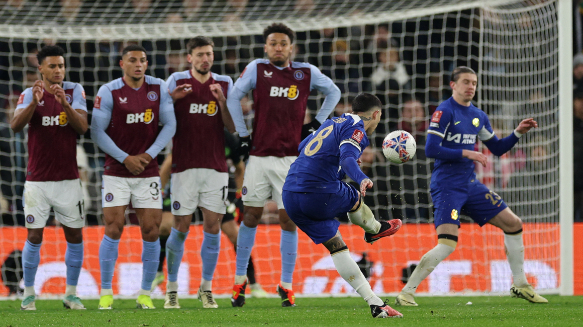 Enzo Fernández, de tiro libre, convirtió el tercer tanto del Chelsea ante Aston Villa, este 7 de febrero de 2024.