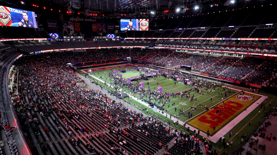 Una vista general del campo durante la noche inaugural del Super Bowl LVIII en el Allegiant Stadium, el 5 de febrero de 2024.