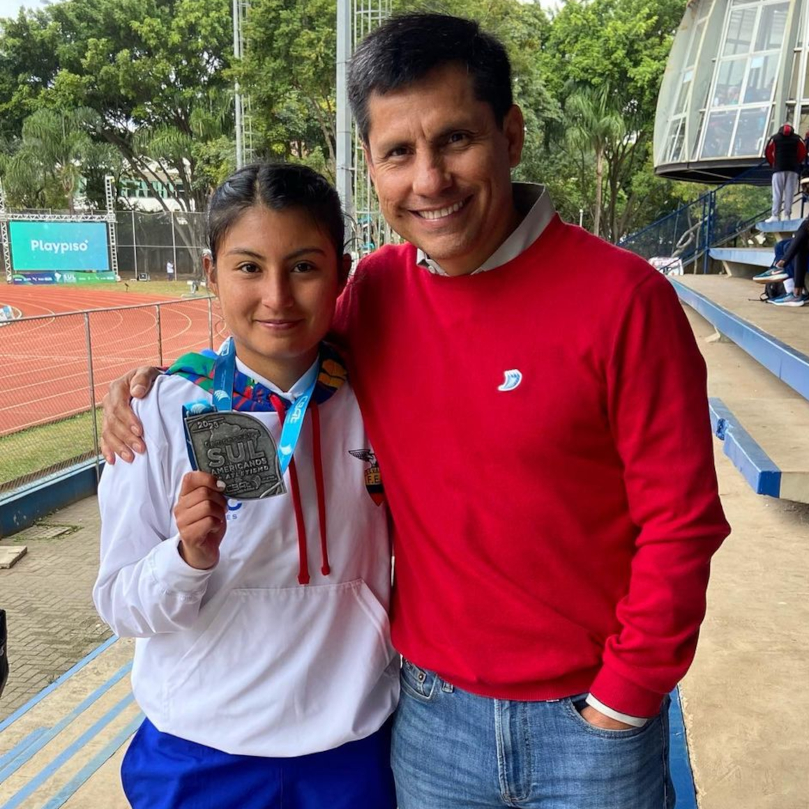 Paula Torres, junto a Jefferson Pérez, con su medalla de plata del Sudamericano.