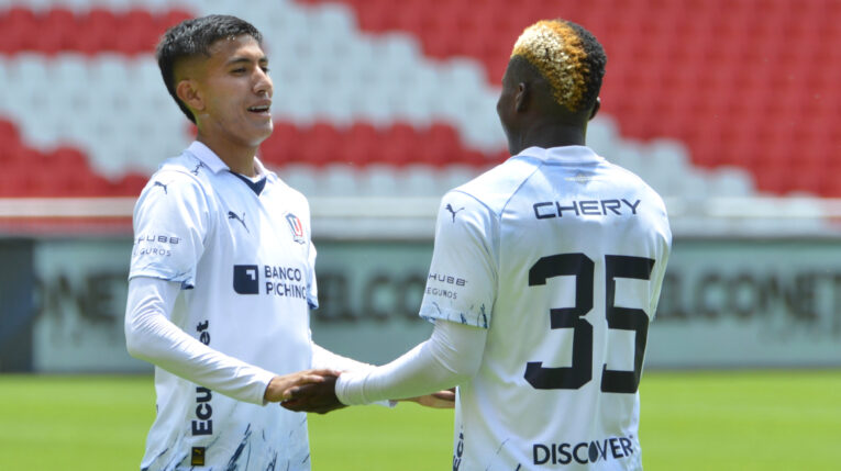 Sebastián González y Jairón Charcopa, durante un amistoso de Liga de Quito. 