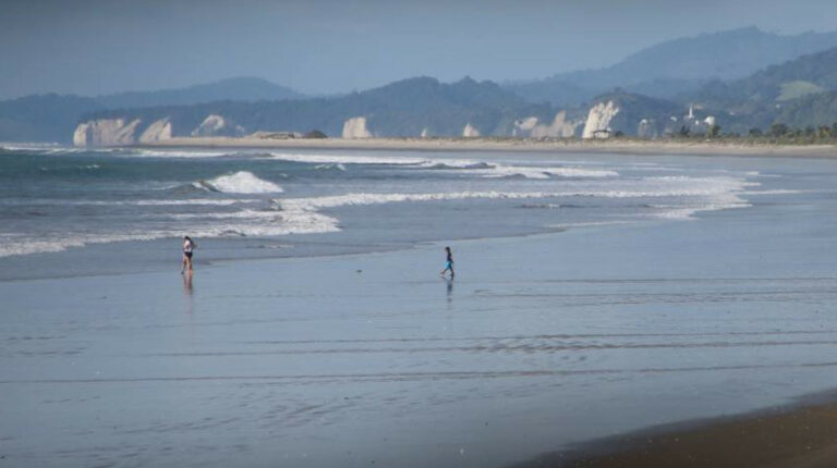 Dos turistas se bañan en una de as playas de Jama, en 2020.