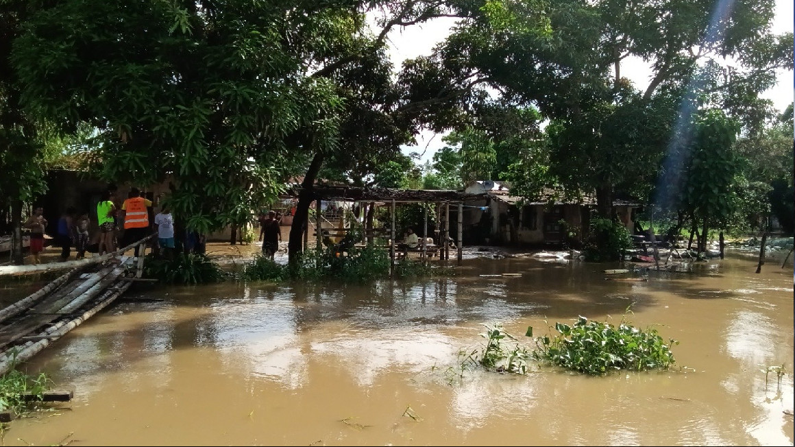El desbordamiento del Estero Briceño provocó una inundación en el cantón Salitre, Guayas, el 8 de enero de 2024.