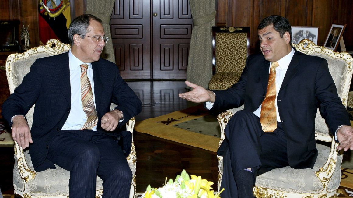 El presidente Rafael Correa y el canciller de Rusia, Serguei Lavrov (i), el 27 de noviembre de 2008, en Quito, abordaron la cooperación técnico-militar y la negociación de un convenio comercial.