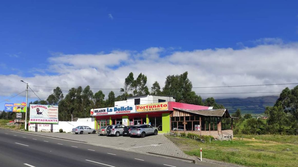 'Fortunato, ex de la Vaca' está pasando el peaje desde Quito a Machachi, junto a los conocidos 'Helados La Delicia'.