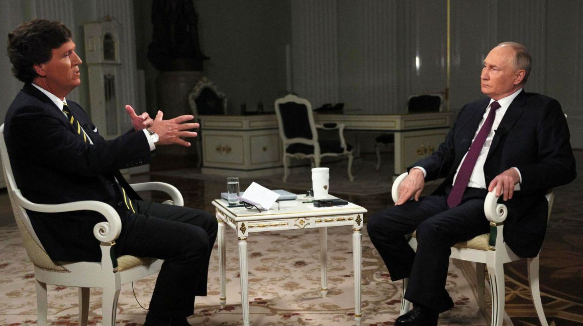 El presidente ruso, Vladimir Putin (d), es entrevistado por el periodista estadounidense Tucker Carlson en el palacio del Krémlin en Moscú el 6 febrero de 2024.