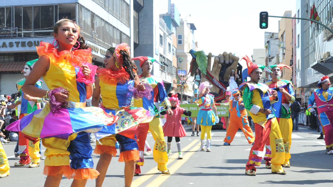 Danzantes en una comparsa en el Carnaval de Ambato, en 2023.
