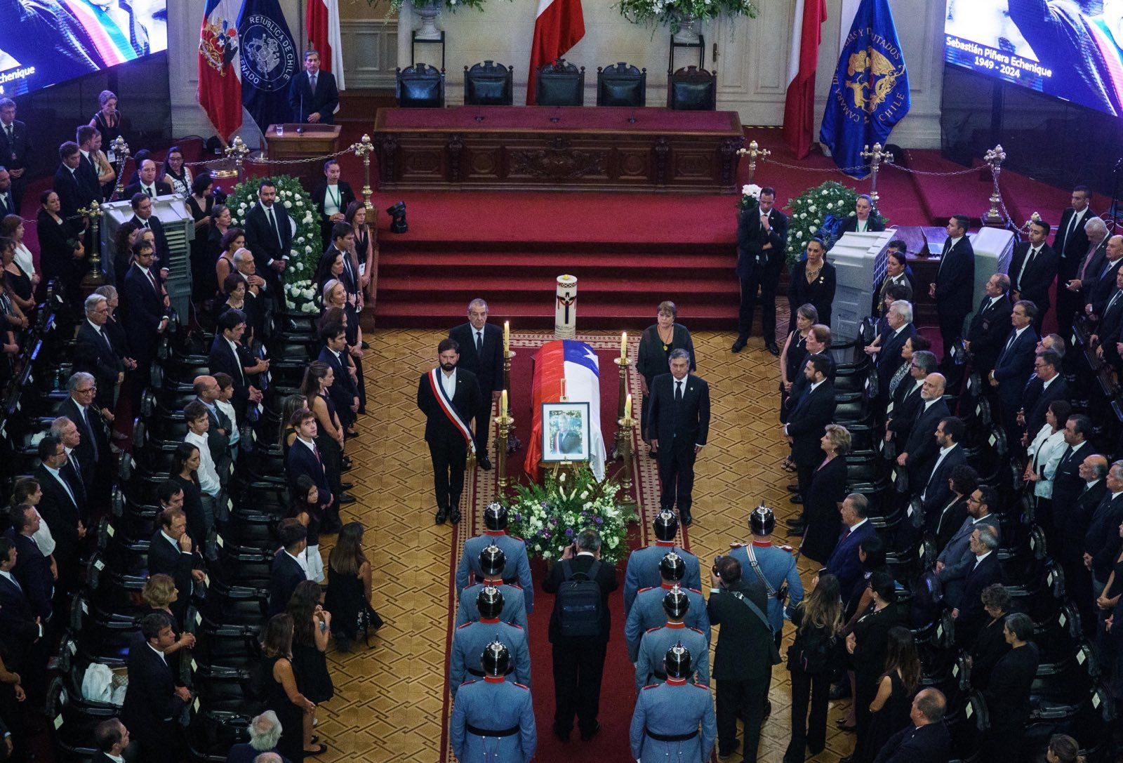 El funeral de Estado para Piñera culminó con la guardia de honor realizada por el presidente Gabriel Boric y los exmandatarios Michelle Bachelet y Eduardo Frei, además del presidente del Senado, Juan Antonio Coloma, el 9 de febrero de 2024.
