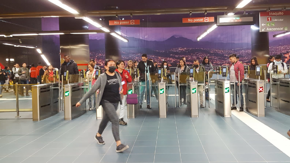 Usuarios del Metro de Quito en una de las 15 estaciones de este sistema de transporte.
