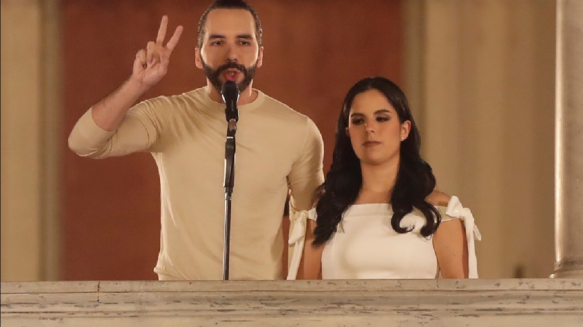 El actual presidente de El Salvador y ganador de la reelección, Nayib Bukele, habla desde el Palacio Nacional junto a su esposa Gabriela Rodríguez, el 5 de febrero de 2024.