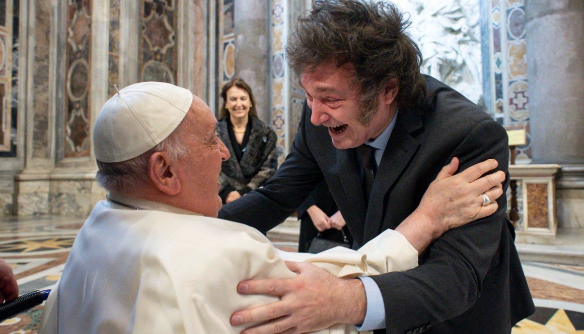 El papa Francisco y Javier Milei se abrazan en El Vaticano.