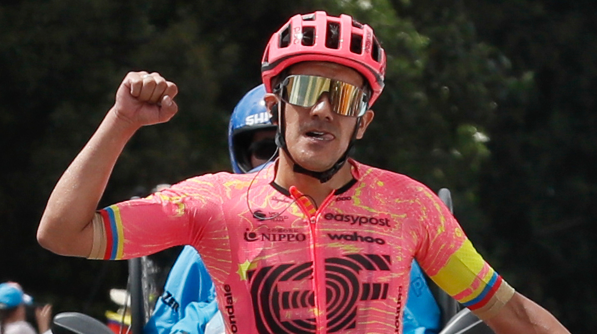 El ecuatoriano Richard Carapaz del EF Education Easypost celebra al ganar la quinta etapa del Tour Colombia, el 10 de febrero de 2024.