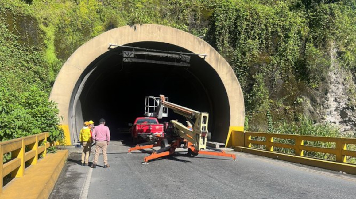 Funcionarios de la Prefectura de Pichincha evalúan el túnel Chisinche, en la vía Alóag - Unión del Toachi, el 11 de febrero de 2024.