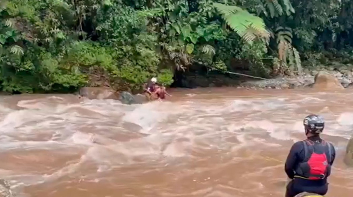 Bomberos de Baños rescatan a un turista en el río Zuñag, el 10 de febrero de 2024.