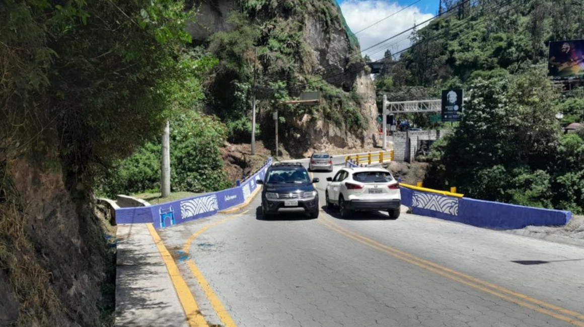 Dos vehículos circulan por el puente de Guápulo, en Quito, el 11 de febrero de 2024.