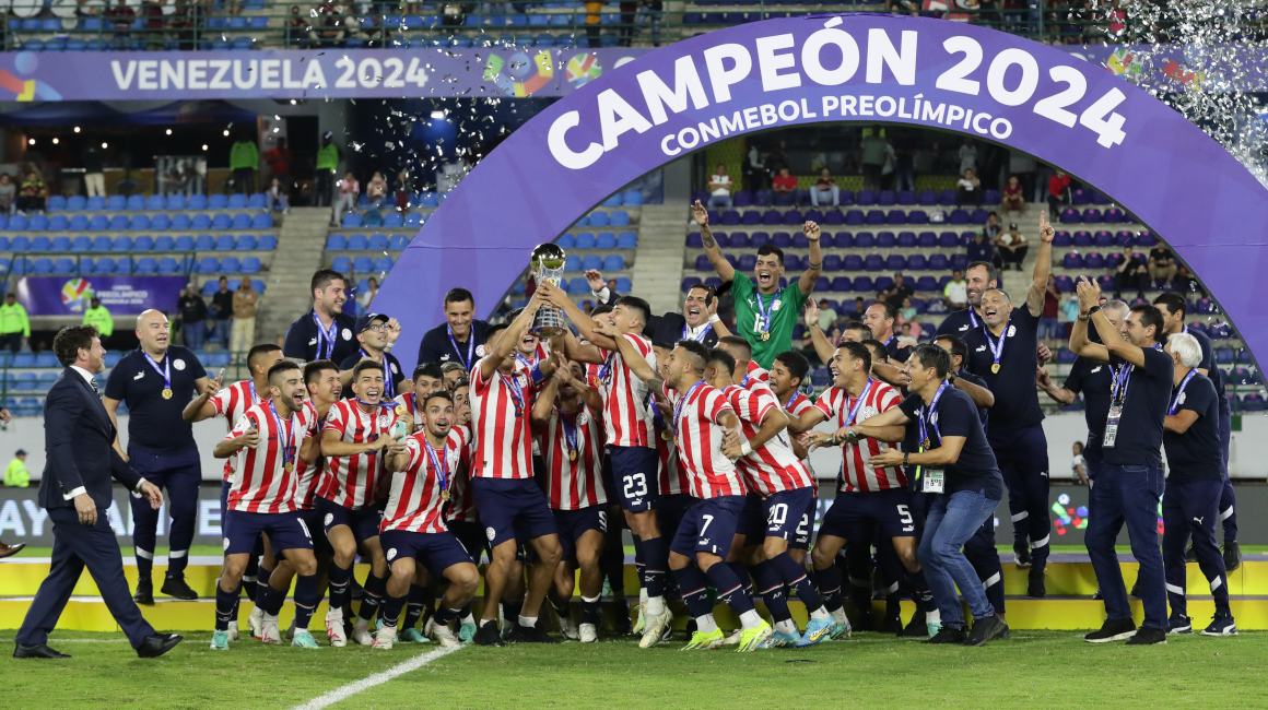 Los jugadores de Paraguay celebran con el trofeo al ganar el Preolímpico Sudamericano Sub 23, el 11 de febrero de 2024.
