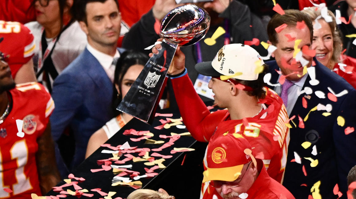 Patrick Mahomes de los Chiefs sostiene el trofeo después de ganar el Super Bowl LVIII contra los 49ers, el 11 de febrero de 2024.