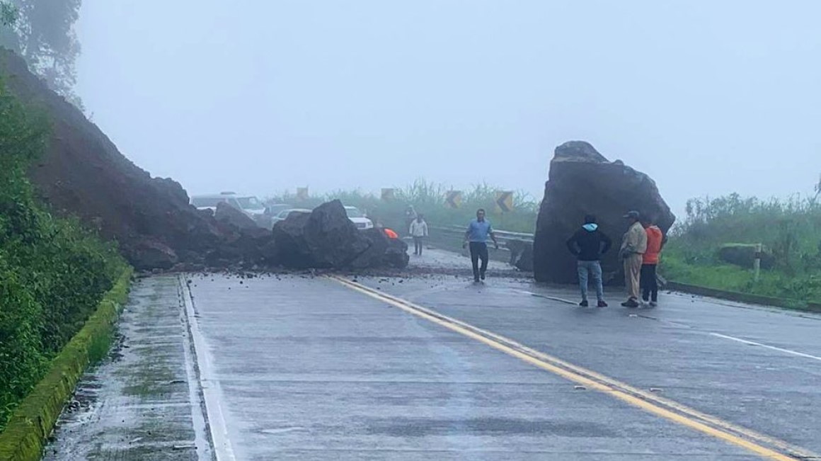 El Ministerio de Transporte y Obras Públicas alertó sobre dos deslizamientos en la vía Cuenca-Molleturo-El Empalme, en Azuay.