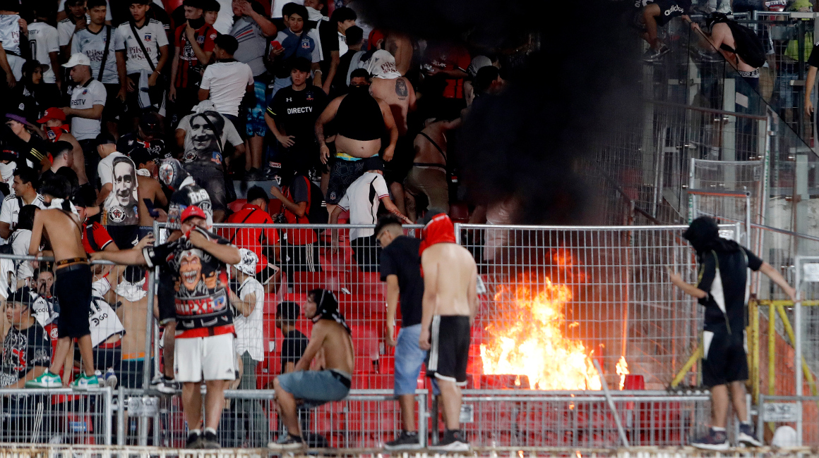 Hinchas de Colo Colo provocan incidentes en la tribuna durante la final de la Supercopa del fútbol chileno entre Huachipato y Colo Colo, el 11 de febrero de 2024.