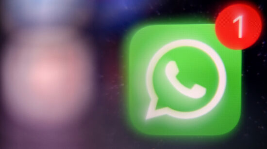 Icono de la app WhatsAppp visto en la pantalla de un smartphone, en marzo de 2022.