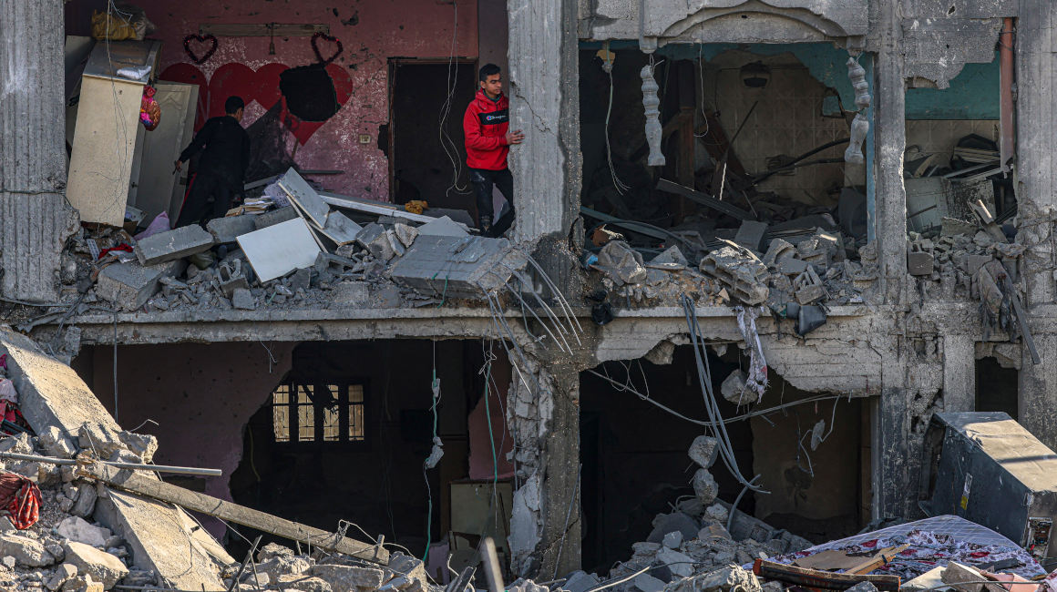 Dos palestinos recorren los escombros en Rafah, al sur de Gaza, después de un ataque israelí, el 12 de febrero de 2024.
