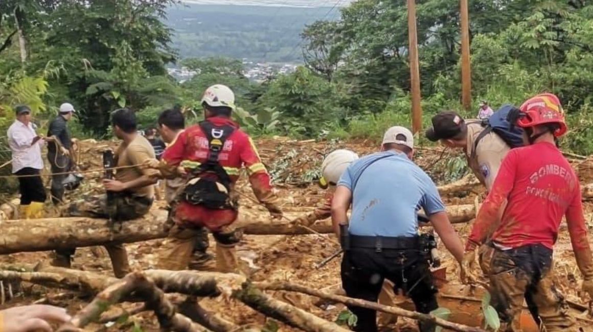 Personal de Bomberos y otros rescatistas trabajan en Ponce Enríquez, Azuay, en donde ocurrió un deslizamiento de tierra el 12 de febrero de 2024.
