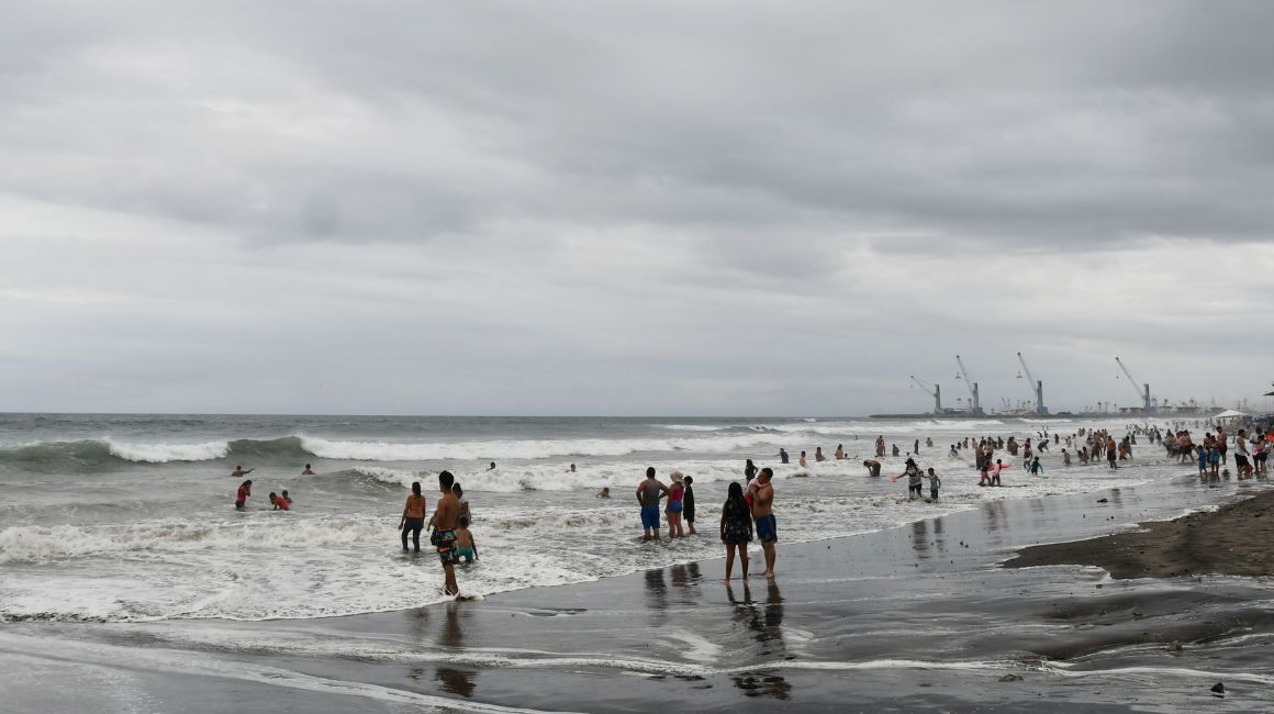 Personas durante el feriado de Carnaval en la playa Murciélago de Manta, el 11 de febrero de 2024.