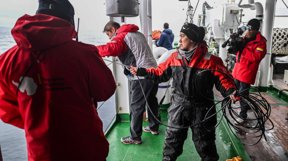 Andrea Bonilla, la científica colombiana, recupera un hidrófono con miembros del buque de investigación colombiano 'ARC Simón Bolívar' en la Antártida, el 25 de enero de 2024.