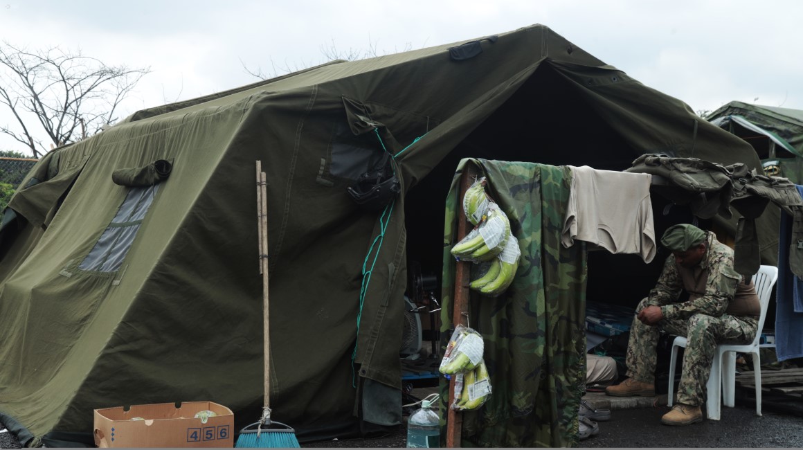 Un militar descansa en un campamento improvisado en un terreno al sur de la Penitenciaría del Litoral, en Guayaquil.