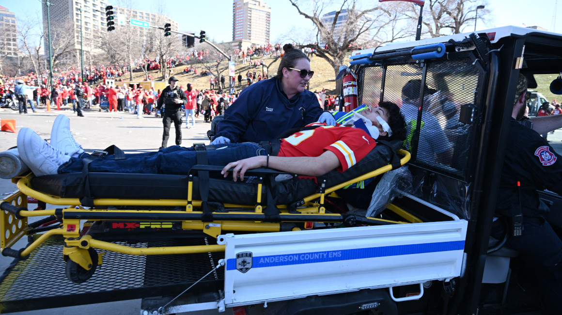 Una persona queda herida sobre una camilla, tras un tiroteo en Kansas City, Estados Unidos, el 14 de febrero de 2024.