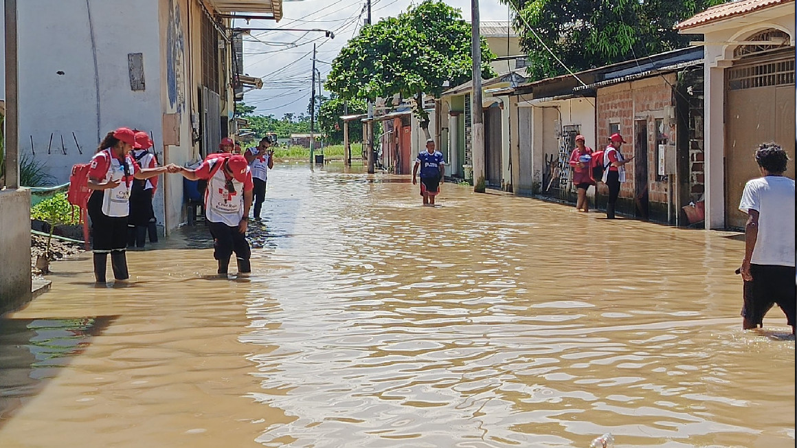 Familias afectadas por el desbordamiento del río Chaguana, en la parroquia Tendales, cantón El Guabo, el 13 de febrero de 2024.