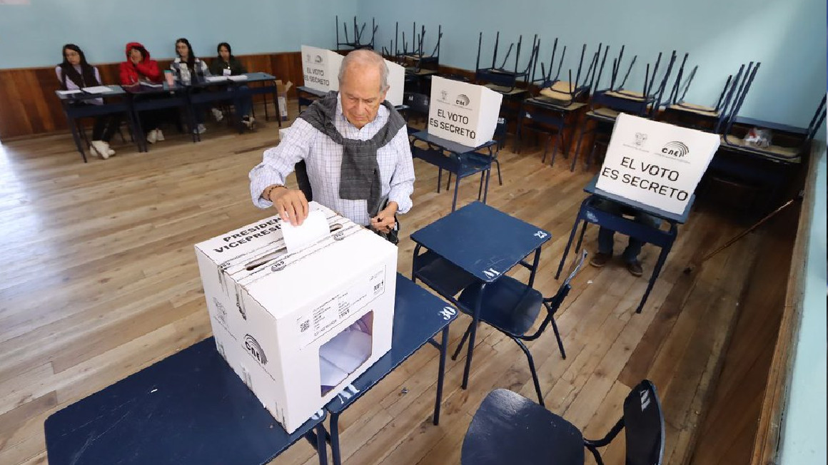 Un ciudadano sufraga en la segunda vuelta presidencial del 15 de octubre de 2023.