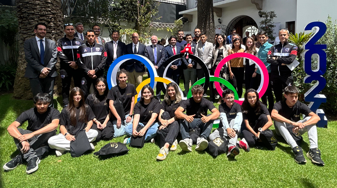 El embajador de Francia en Ecuador, Frédéric Desagneaux, deportistas ecuatorianos clasificados a París 2024 y estudiantes del colegio La Condamine posan el 15 de febrero de 2024.