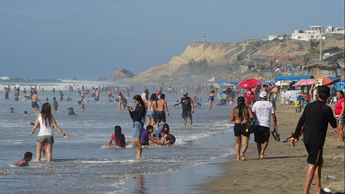 Turistas en la playa de Manta, Manabí, el 13 de febrero de 2024.