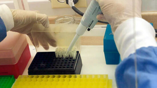 Imagen referencial de una investigadora en un laboratorio, realizando pruebas contra bacterias resistentes a los antibióticos.