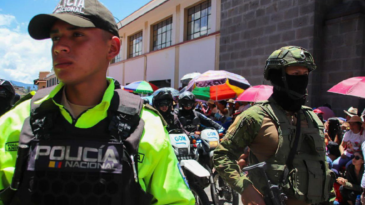 Militares y policías en un operativo en Quito el 13 de febrero de 2024.